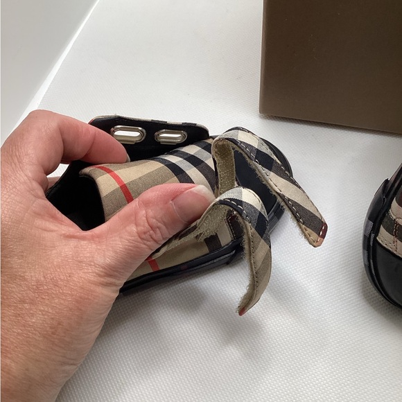 Burberry. NEW!  Infant Size 19. - Picture 13 of 16